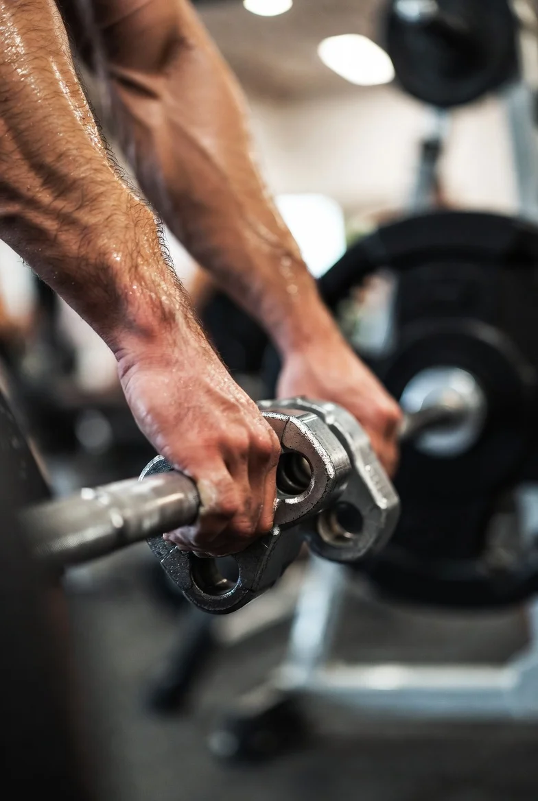 Fitnes centri - akcijska fotografija za sekcijo rešitev (rezervacije terminov, članstva, premium izkušnja)