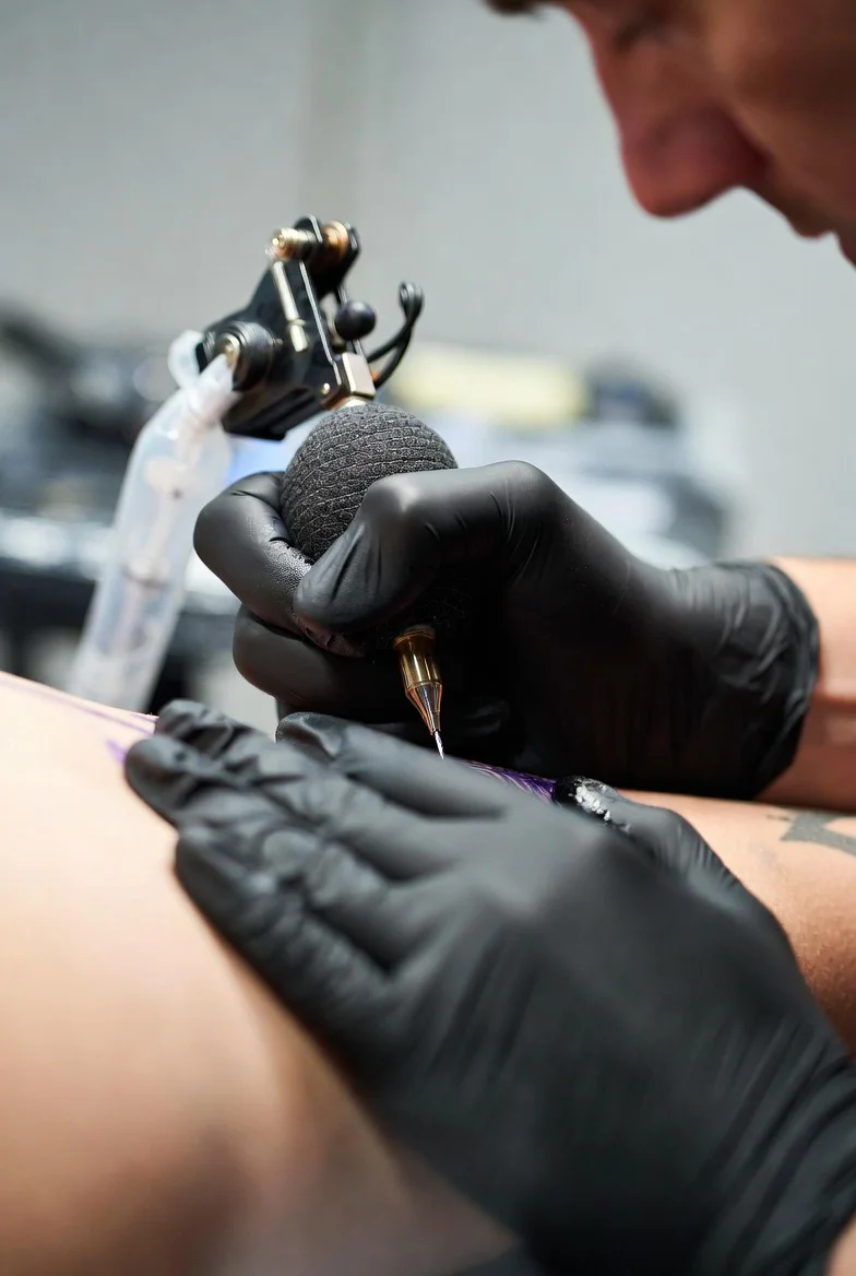 Tattoo studiji - akcijska fotografija za sekcijo rešitev (rezervacije terminov, portfolio, premium izkušnja)