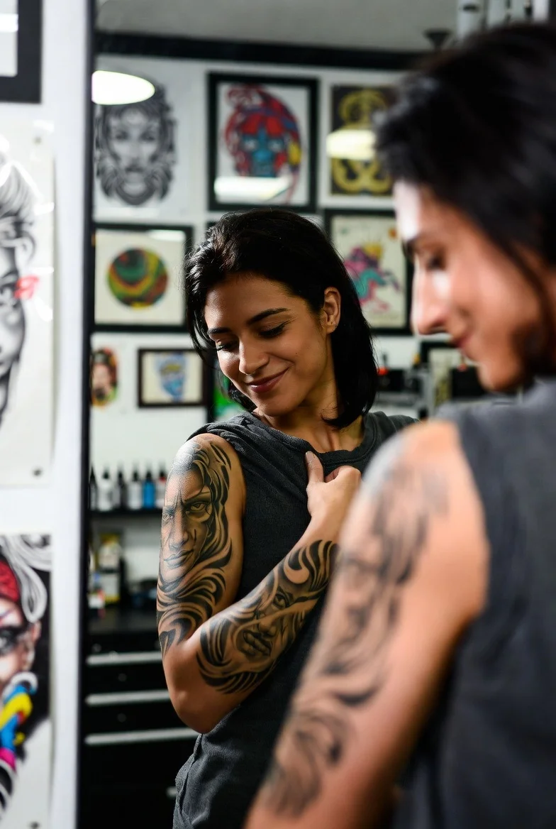 Tattoo studiji v Sloveniji - lifestyle fotografija (portfolio primeri, premium spletna stran)